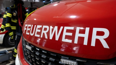 In München rückt die Feuerwehr zu einem Brand aus - ausgelöst beim Kochen. (Symbolbild) (Foto: Sven Hoppe/dpa)