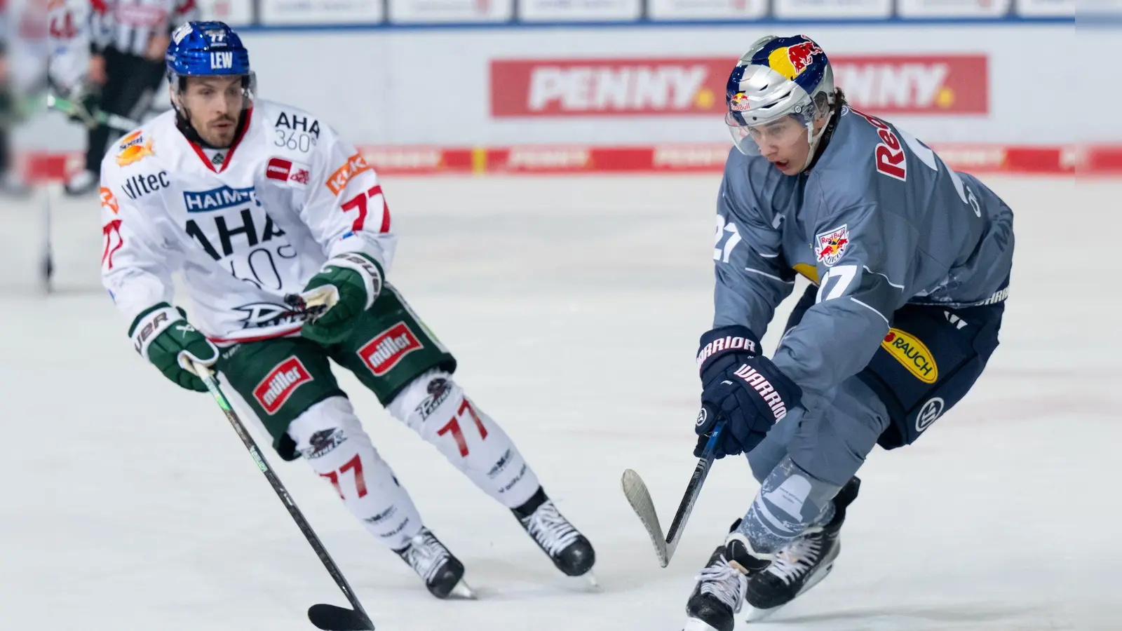 Luca Tosto (l) spielt auch nächste Saison für Augsburg. (Foto: Sven Hoppe/dpa)