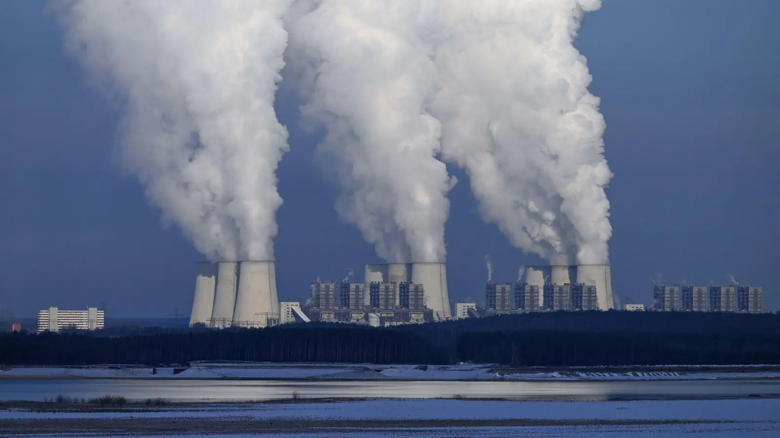 Klimaschädliche CO2-Emissionen sollen eigentlich sinken. Stattdessen steigen sie weiter und erreichen 2023 mit voraussichtlich 36,8 Milliarden Tonnen einen Rekordwert. (Foto: Soeren Stache/dpa)