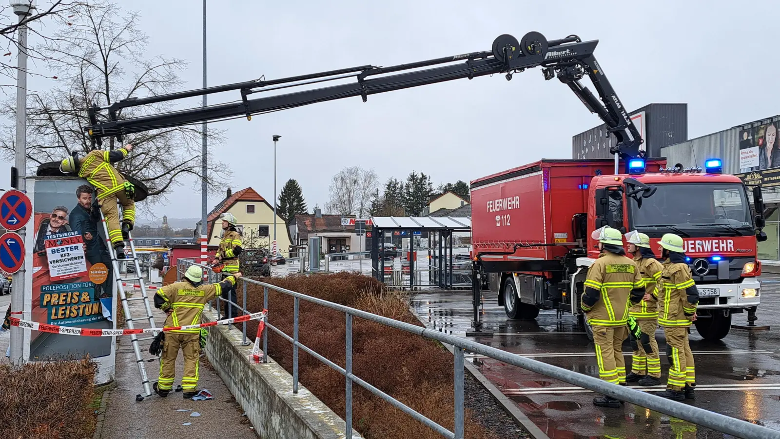 Den verschobenen Betondeckel auf einer Litfaß-Säule an der Ritter-von-Lang-Allee in Ansbach hat die Freiwillige Feuerwehr am Sonntag gesichert. (Foto: Alexander Biernoth)