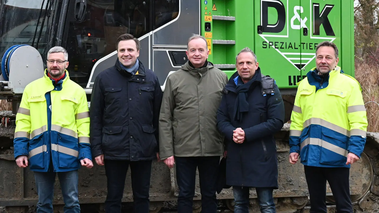 Beim offiziellen Spatenstich (von links): Planungsleiter Jürgen Scharvogel, CSU-Abgeordneter Andreas Schalk, Oberbürgermeister Thomas Deffner, Umweltminister Thorsten Glauber und Leiter des WWA Thomas Keller. (Foto: Luca Paul)