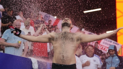 Ein England-Fan nutzte die Regenfälle in Dortmund für eine kalte Dusche. (Foto: Nick Potts/PA Wire/dpa)