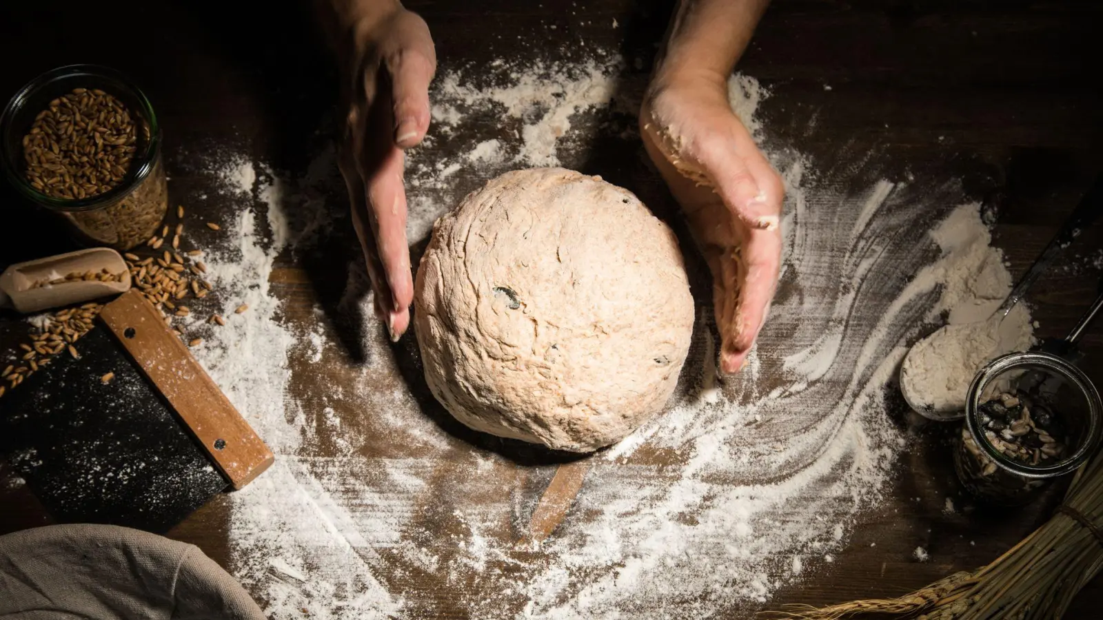 An Zöliakie erkrankte Menschen vertragen Brot aus Dinkelteig, denn obwohl es Gluten enthält, hat es eine andere Zusammensetzung. (Foto: Christin Klose/dpa-tmn)