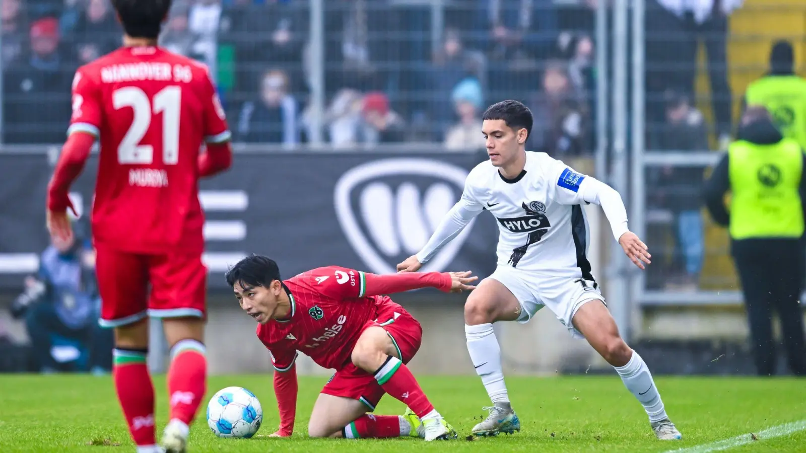 Hannover am Boden: Hyun-Ju Lee im Duell mit Elversbergs Frederik Schmahl. (Foto: Silas Schueller/DeFodi Images/dpa)