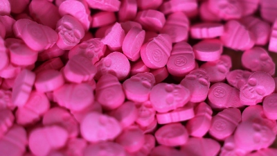Bei einer Kontrolle von Postsendungen wurden in Bayern zahlreiche Drogen entdeckt, darunter auch Ecstasy-Tabletten. (Archivbild) (Foto: Oliver Berg/dpa)