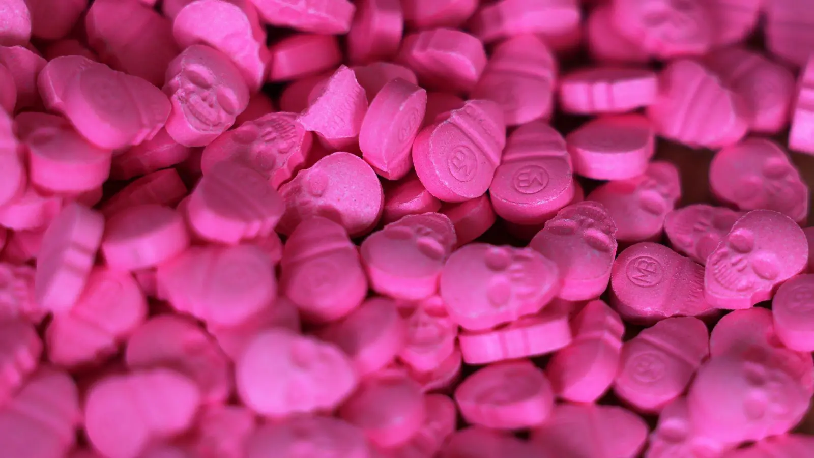 Bei einer Kontrolle von Postsendungen wurden in Bayern zahlreiche Drogen entdeckt, darunter auch Ecstasy-Tabletten. (Archivbild) (Foto: Oliver Berg/dpa)
