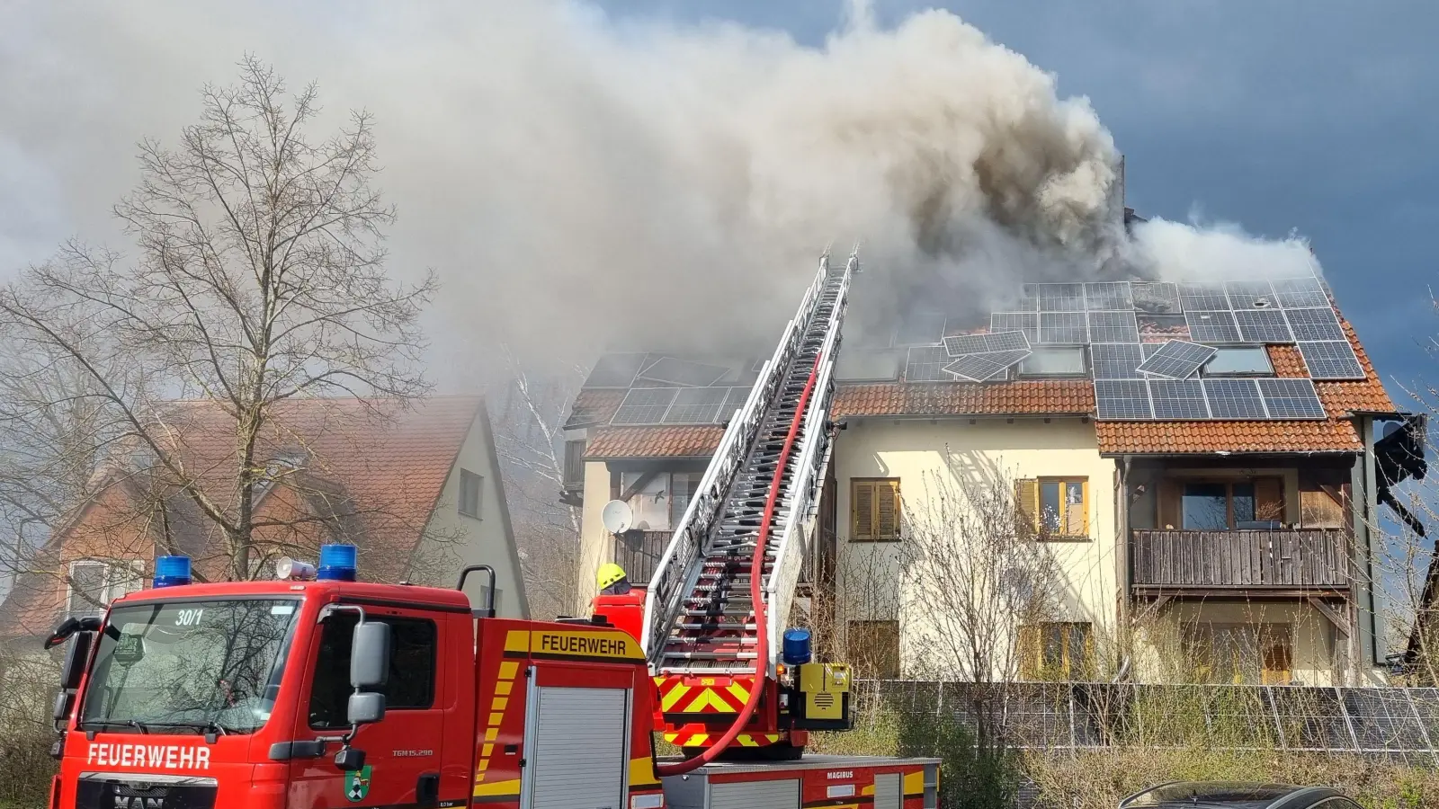 Auch an den Brand eines Sechs-Familien-Hauses im April 2025 in Markt Erlbach erinnerte Kreisbrandrat Alfred Tilz. (Foto: Rainer Weiskirchen/Kreisfeuerwehrverband)