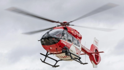 Der Schwerverletzte wurde per Rettungshubschrauber in eine Klinik gebracht. (Symbolbild) (Foto: Daniel Karmann/dpa)