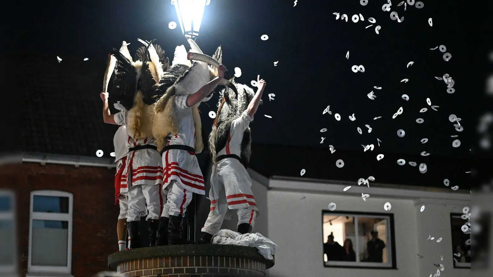 Das Klaasohm-Fest auf Borkum gehört seit Generationen für die Inselbewohner zum Höhepunkt des Jahres.  (Foto: Lars Penning/dpa)
