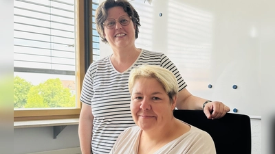 Elpi Schober (links) und Renate Knorr arbeiten in der Koordinierungsstelle und sind dort für unterschiedliche Aufgabenbereiche zuständig. (Foto:  Landratsamt Ansbach/Josephine Georgi)
