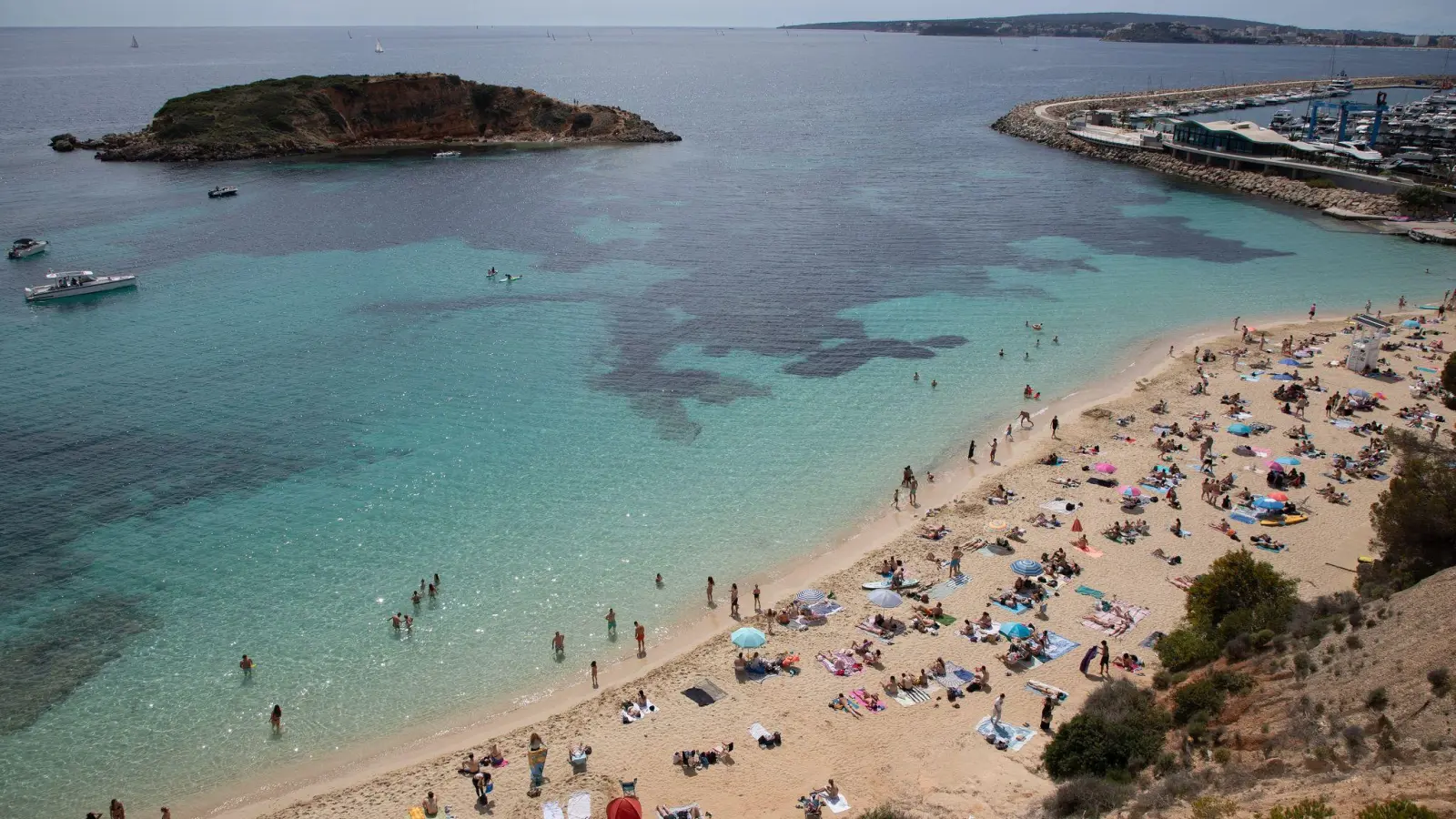 In Spanien liegen die Preise für Essengehen und Übernachtung 25 Prozent unter dem deutschen Niveau. (Archivbild) (Foto: Clara Margais/dpa)