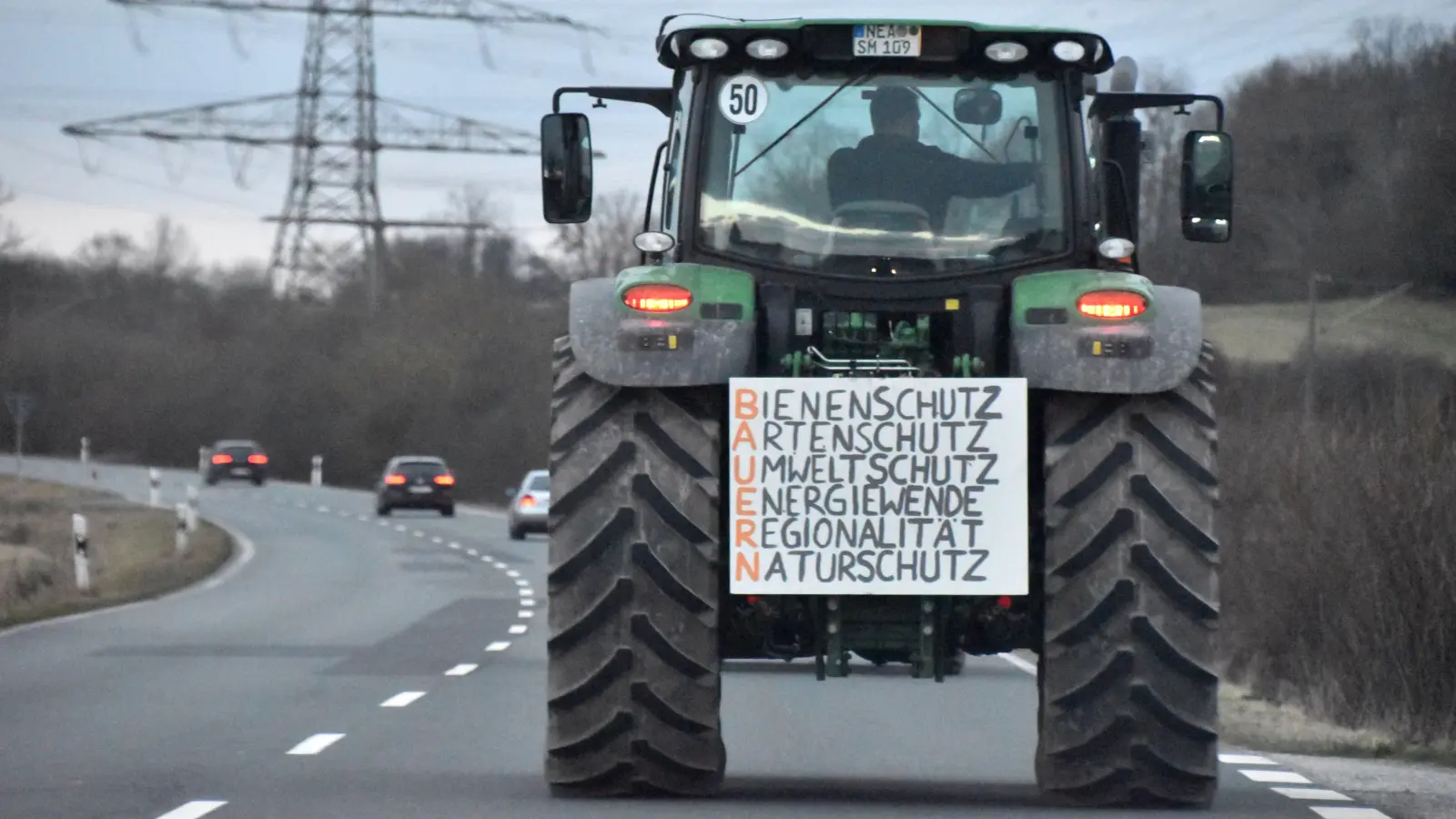 Bauernproteste entlang der B8, hier bei Langenfeld, Fahrtrichtung Neustadt. (Foto: Andreas Reum)