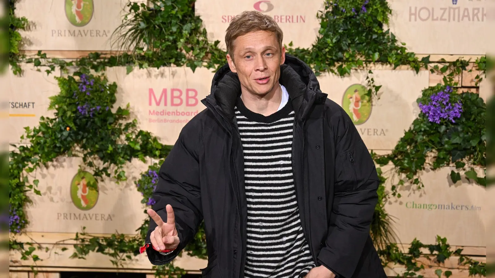 Matthias Schweighöfer gibt Musiktipps für Autofahrten in einer lauen Sommernacht. (Archivbild) (Foto: Christophe Gateau/dpa)