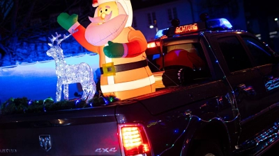 Bei Dekorationen am Auto gilt, dass keine anderen Verkehrsteilnehmer gefährdet werden dürfen. (Foto: Moritz Frankenberg/dpa/dpa-tmn)
