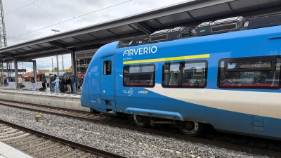 Arverio kann kurzfristig den Zugverkehr mit dem RE 80 wieder einrichten. Hier ist eine Bahn des Unternehmens im Bahnhof Ansbach zu sehen.  (Archivbild: Manfred Blendinger)