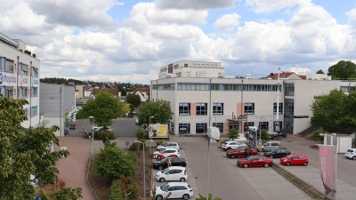 Seit Jahren steht das Erdgeschoss der Welserstraße 17 (Gebäude rechts im Bild) leer. Eigentlich sollte Rofu Kinderland dort einziehen. Der Plan ist hinfällig. Doch es gibt weitere Anfragen, versicherte Stadtplanerin Andrea Heinlein im Bauausschuss. (Foto: Antonia Müller)