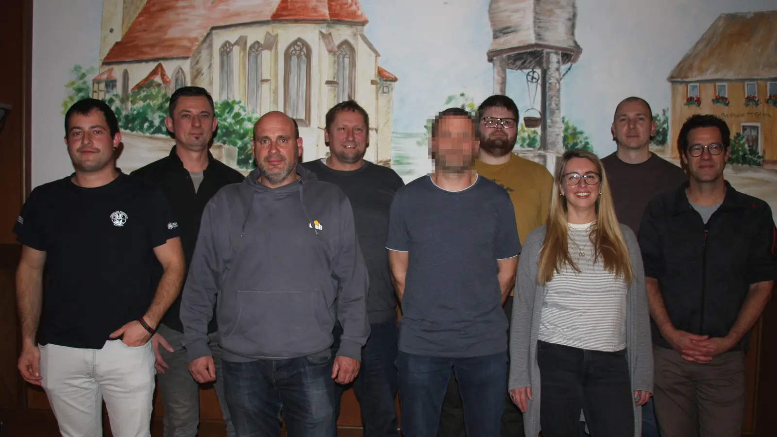 Die Kandidaten für Gollhofen sind (von links) Hannes Steidl, Holger Hassold, Jens Wittmann und Gerd Wagner sowie – von rechts – Sascha Däumler, Peter Weidt, Julia Seemann und Max Klein. Mathias Löblein (Mitte) wurde aus persönlichkeitsrechtlichen Gründen unkenntlich gemacht. (Foto: Gudrun Trabert)