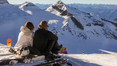 Hochgelegen und schneesicher: der Hintertuxer Gletscher. (Foto: Tom Nebe/dpa-tmn)