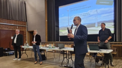 Reinhold Zeilinger und Katrin Held (von links) stellten das Bürgerwindprojekt vor, unterstützt von Gerald Ulrich (rechts). Bürgermeister Markus Liebich (vorne) moderierte. (Foto: Wolfgang Grebenhof)