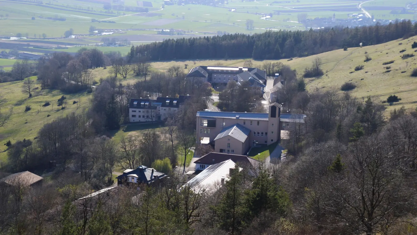 Das Bildungszentrum am Hesselberg soll bestehen bleiben. Die Verwaltung wird künftig gemeinsam mit dem Haus in Pappenheim laufen.  (Foto: Peter Tippl)