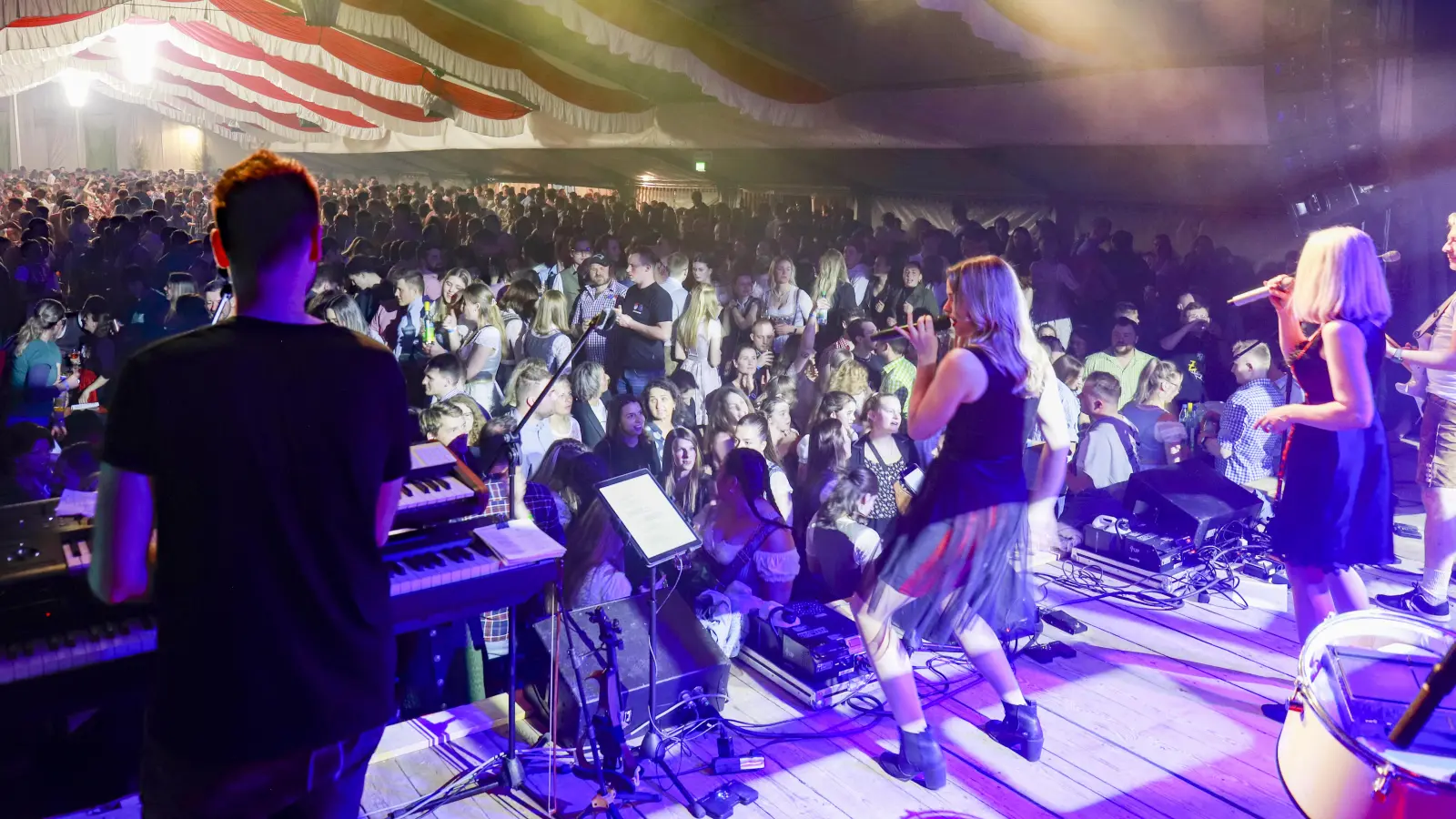 Wie schon in den Vorjahren findet auch das Weinfest 2024 in Nenzenheim wieder im großen Festzelt statt. (Foto: Richard Schober)