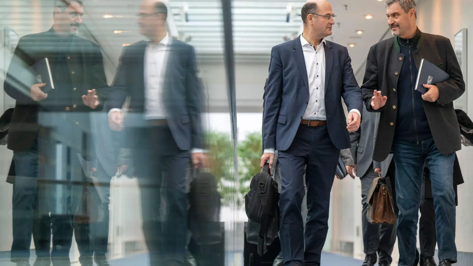 Trotz der schwierigen Finanzlage will die bayerische Staatsregierung bei der Aufstellung des nächsten Haushalts auf neue Kredite zur Gegenfinanzierung verzichten. (Foto: Peter Kneffel/dpa)