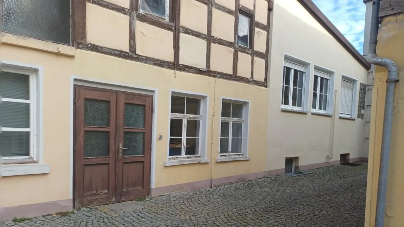 Die Ausgabe der Bad Windsheimer Tafel befindet sich voraussichtlich ab 31. Oktober in den ehemaligen Räumen der Druckerei Delp im Hinterhof der Kegetstraße 11. Die Eingangstür soll noch einen neuen Schliff bekommen. (Foto: Carmen Thoma)