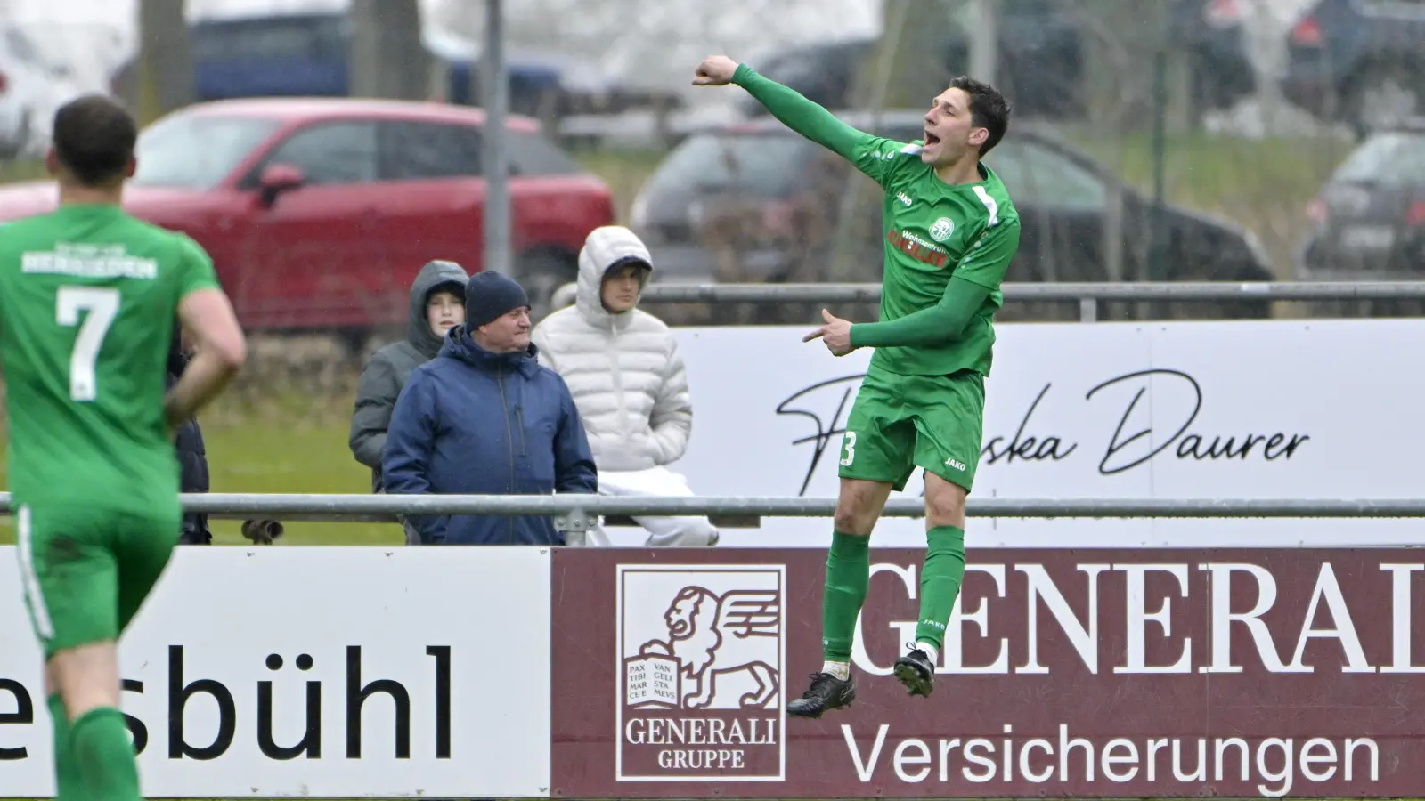 Abgehoben: Michael Sperr jubelt über seinen Treffer zum 1:0 für Herrieden in Dinkelsbühl. (Foto: Martin Rügner)