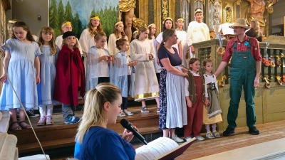 Ein Mehrgenerationen-Team präsentierte am Samstag in Bad Windsheim das bekannte Märchen „Hänsel und Gretel” im modernen Gewand. (Foto: Nicole Paskow)