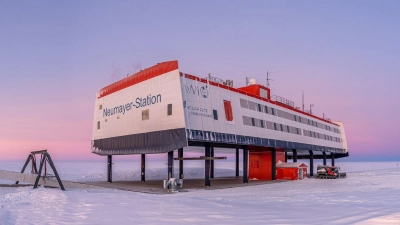 Die deutsche Forschungsstation Neumayer-Station III in der Antarktis. (zu dpa: «Paar verewigt Schneeflocken aus Antarktis und Arktis») (Foto: Michael Trautmann)