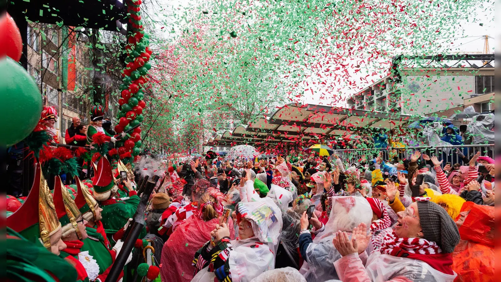 In den rheinischen Hochburgen hat der Straßenkarneval begonnen. (Foto: Rolf Vennenbernd/dpa)