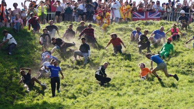 Das Käserennen in England hat Tradition.  (Foto: Jacob King/PA Wire/dpa)
