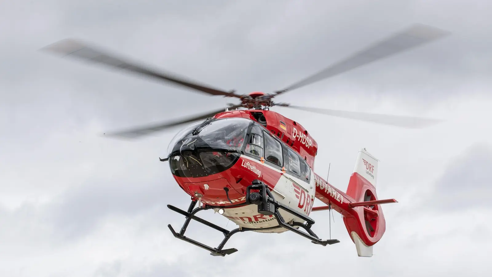 Der Neunjährige wurde mit einem Rettungshubschrauber ins Krankenhaus geflogen. (Symbolbild) (Foto: Daniel Karmann/dpa)