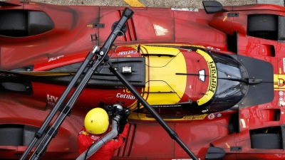 Mechaniker betanken das Auto des Teams Ferrari. (Foto: Jeremias Gonzalez/AP/dpa)