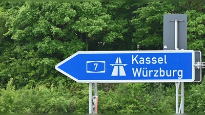 Vorzeitig beendet war für einen Motorradfahrer die Fahrt in Richtung Würzburg. Er stürzte in einer Baustelle.  (Foto: Manfred Blendinger)