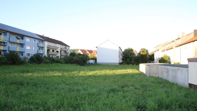 An der Klopstockstraße zwischen dem Theodor-Alt-Weg und dem Holbeinweg in Ansbach will die Wohnungsgenossenschaft Am Heimweg Wohnraum schaffen. Die Genehmigung liegt vor, aber das finanzielle Risiko ist den Verantwortlichen aktuell zu groß. (Foto: Alexander Biernoth)