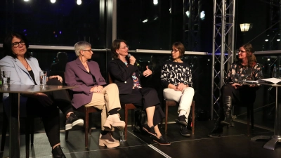 Starke Frauen am Podium: Im Foyer des Theaters erzählten Gaby Hofmeier, Gudrun Bayer, Dr. Gabriele Hoerschelmann und Professorin Sibylle Gaisser, wie sie Karriere und Familie unter einen Hut bekommen haben. Moderiert wurde die Veranstaltung von Lisa Renz-Hübner (von links). (Foto: Martina Kramer)