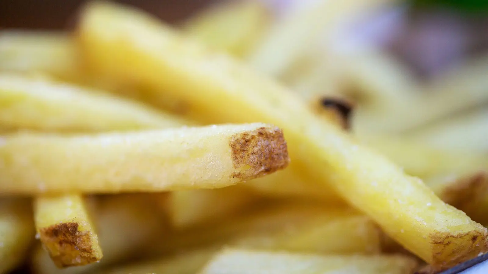 Viele Arfid-Betroffene essen Pommes und sind daher sogar übergewichtig. (Archivbild) (Foto: Fernando Gutierrez-Juarez/dpa/dpa-tmn)