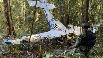 Ein kolumbianischer Soldat steht vor dem Wrack der Cessna, die am 18. Mai 2023 über dem Dschungel von Solano abstürzte. (Foto: -/Pressebüro der kolumbianischen Streitkräfte via AP/dpa)