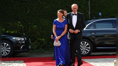 Kanzler Merz und seine Frau bei ihrer Ankunft am Festspielhaus. (Foto: Daniel Karmann/dpa)