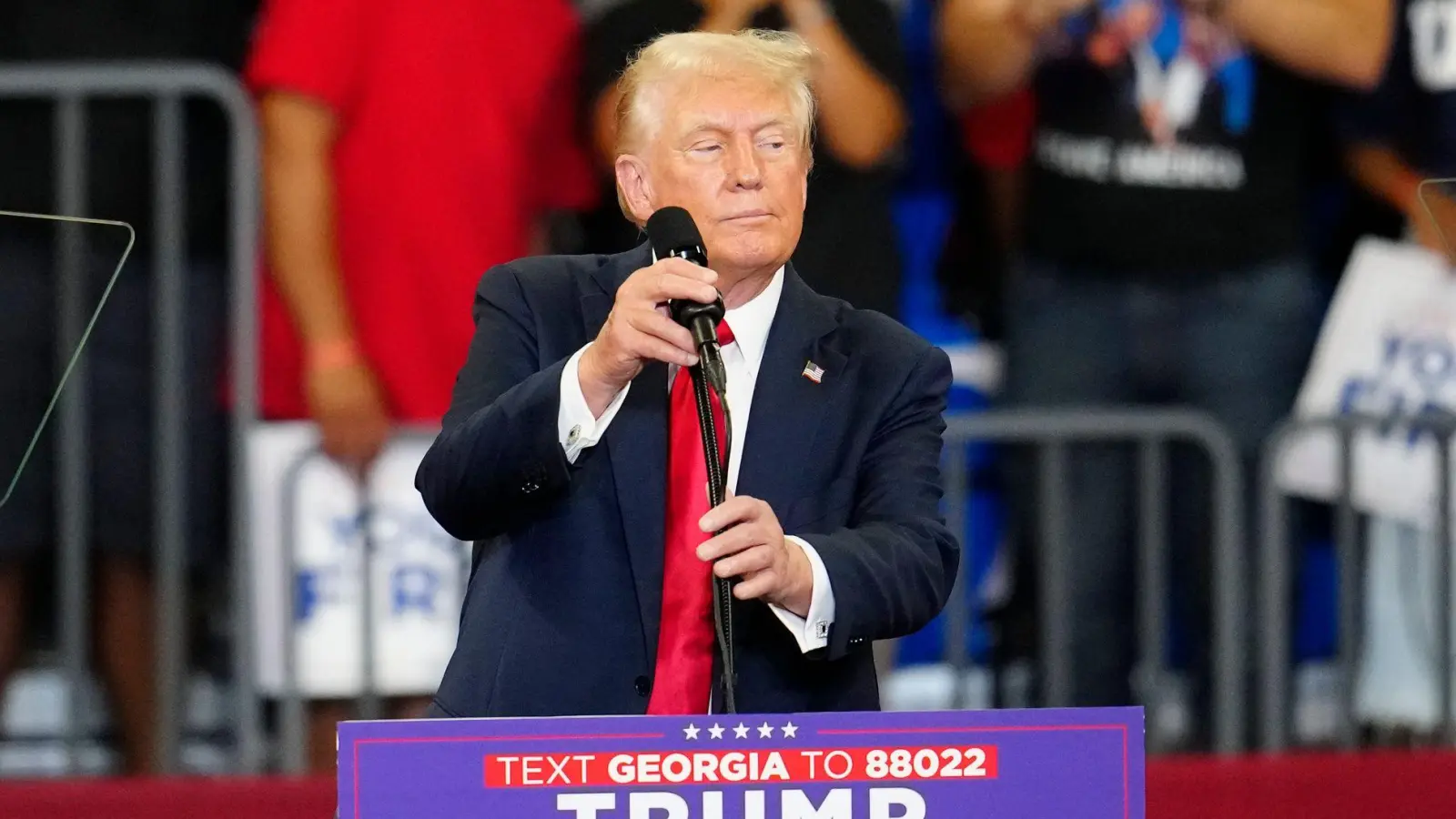 Sie habe einen niedrigen IQ, behauptete Trump mit Blick auf seine Kontrahentin Harris. (Foto: Ben Gray/AP/dpa)