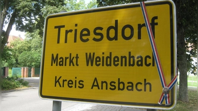 Beliebt als Andenken für Studierende: Das Ortsschild von Triesdorf. (Foto: Akademische Damenverbindung Carolina Wilhelmina zu Ansbach-Triesdorf)