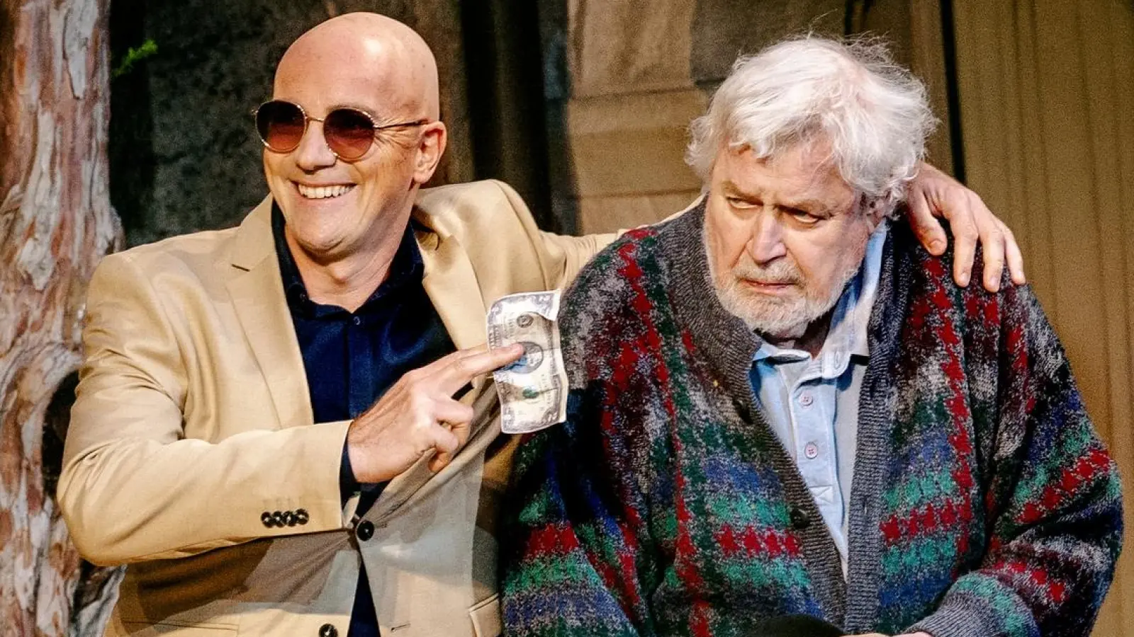 Für den superreichen Jedermann ist Spenden nichts weiter als eine Ego-Show – eine Szene mit Thomas Hupfer als Jedermann und Peter Heeg als armer Nachbar. (Foto: Nicole Brühl)