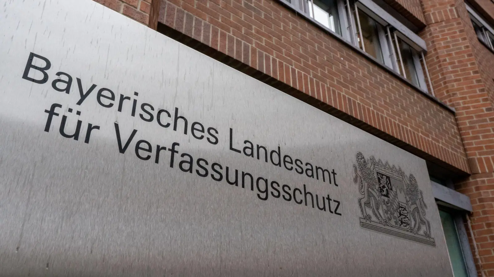 Bayerns Innenminister Joachim Herrmann (CSU) hat die Informationen des Verfassungsschutzes aus dem ersten Halbjahr 2025 vorgestellt (Archivbild).  (Foto: Peter Kneffel/dpa)