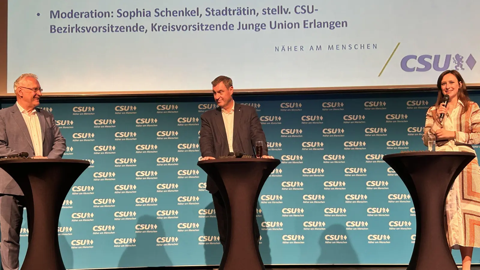 Die Talkrunde mit Ministerpräsident Dr. Markus Söder (Mitte) und Innenminister Joachim Herrmann leitete Sophia Schenkel.  (Foto: Levent Özdil )