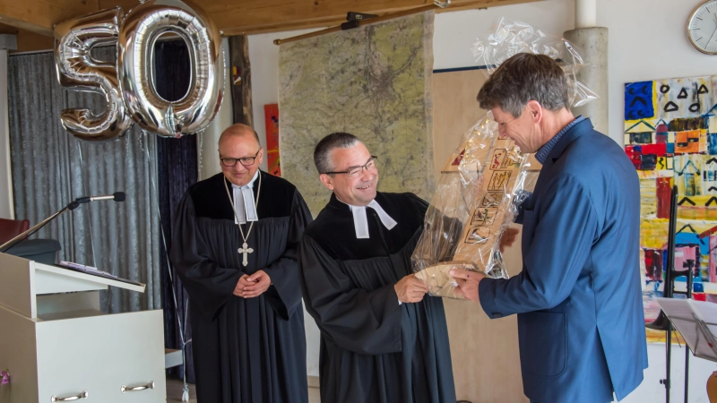 2028 wurde noch das 50-jährige Bestehen des Förderzentrums gefeiert. Die Verantwortlichen von damals, Vorstandsvorsitzender Dr. Mathias Hartmann, Vorstand Bildung Matthias Weigart und Schulleiter Uli Harms (von links), sind alle nicht mehr im Amt. Zum Schuljahresende schließt die Schule.  (Archivbild: Amanda Müller)