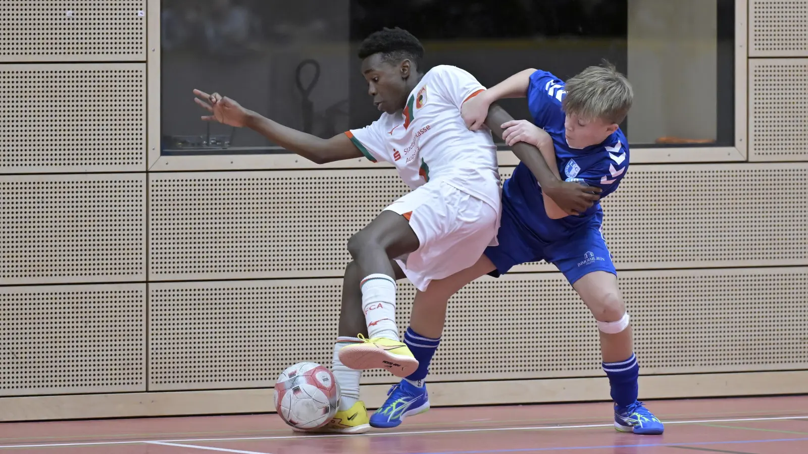 Packt zu: der Magdeburger Phil Heckeroth (rechts) im Finale gegen den Augsburger Evan Waguia. (Foto: Martin Rügner)