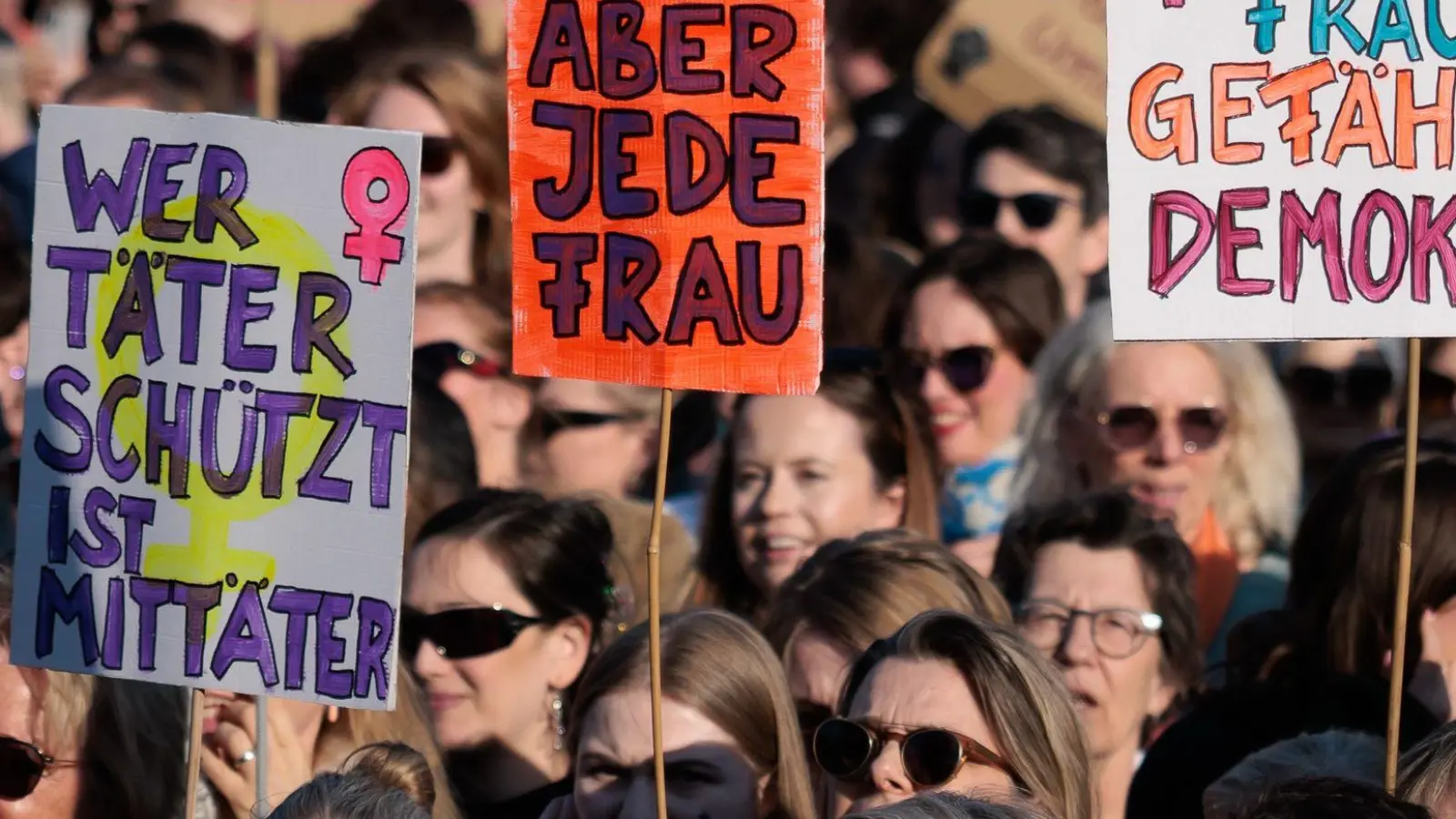 Opfer sexualisierter digitaler Gewalt sind hauptsächlich Frauen. (Archivfoto) (Foto: Carsten Koall/dpa)