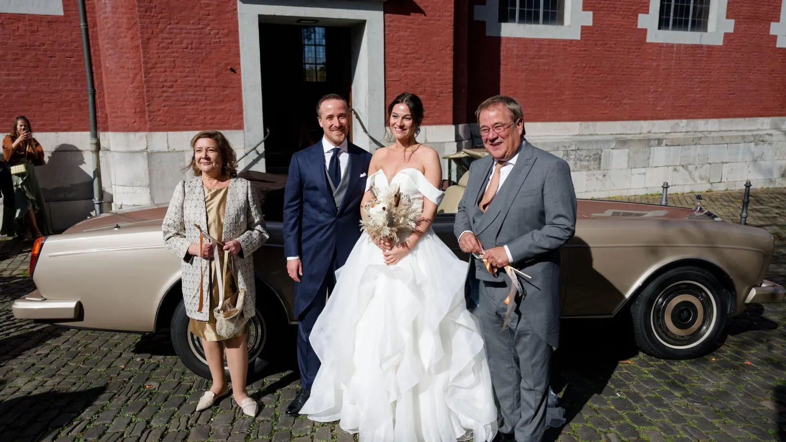 Joe Laschets Eltern - der Politiker Armin Laschet und seine Frau Susanne - posieren nach der Hochzeit mit dem Brautpaar.  (Foto: Henning Kaiser/dpa)