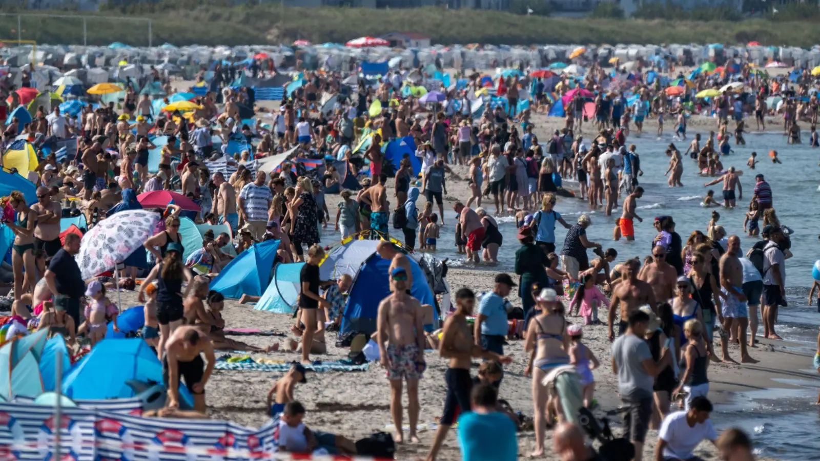 Volle Hotels, volle Strände: Deutschland-Tourismus wächst. (Foto: Stefan Sauer/dpa)